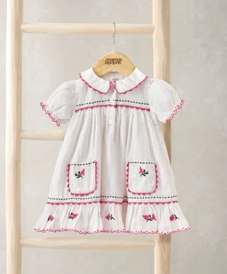 Kragenkleid mit Stickerei