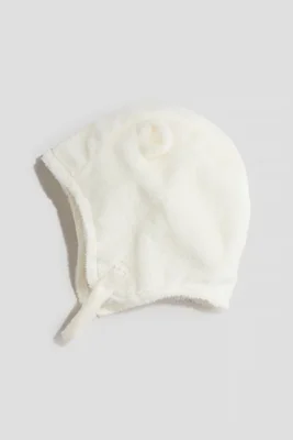 Ear-appliqué pile bonnet