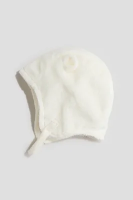 Ear-appliqué pile bonnet