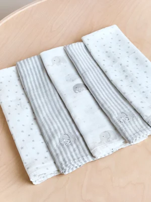 JoJo Maman Bébé Grey 5-Pack Muslin Cloths - Regular / Colour