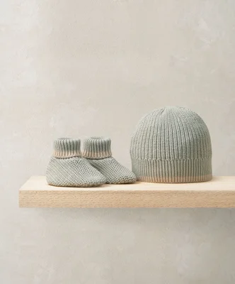 Welcome to the world Knitted Hat & Booties Set